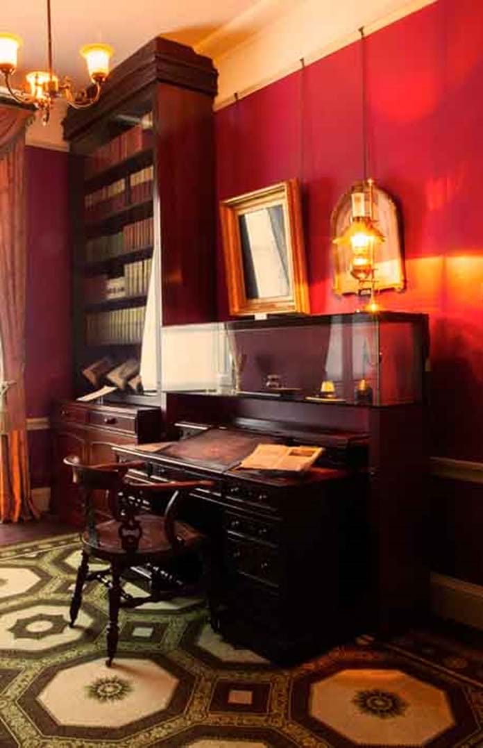 Museum Acquires Dickens Desk