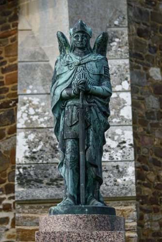 Saint statue bronze 2.jpg