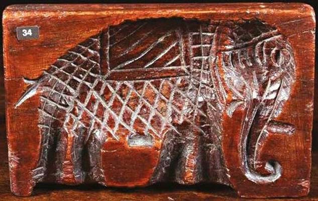 Elephant shaped fruitwood biscuit mould