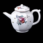 Chelsea teapot takes £14,000 bid