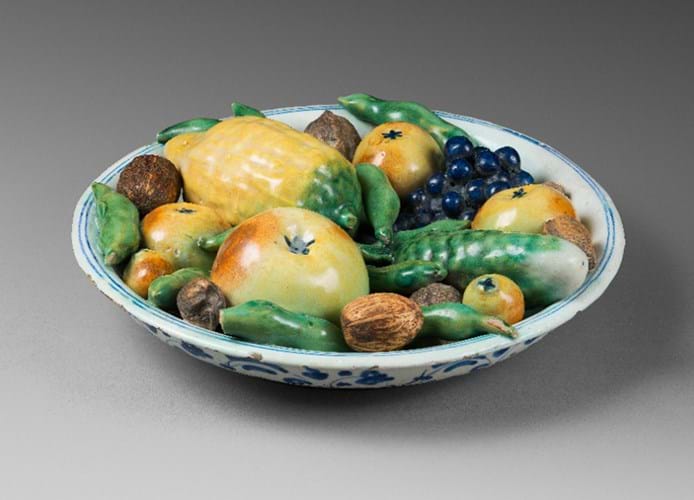 Tin-glazed earthenware maiolica dish 