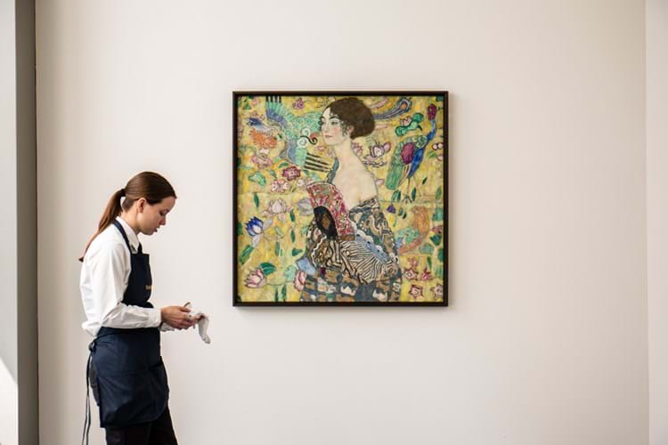 Dame mit Fächer portrait by Gustav Klimt